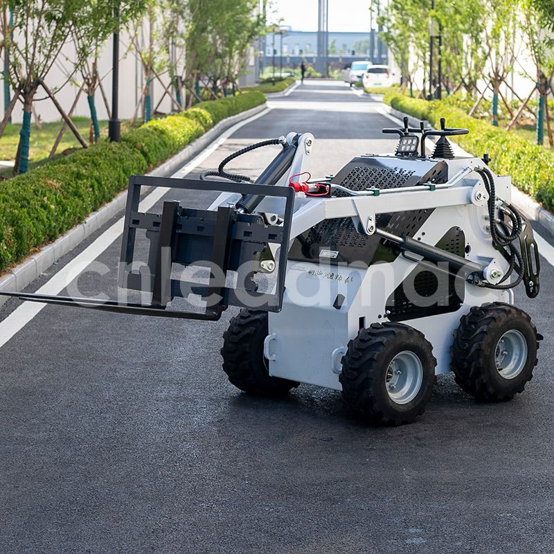 Революционное вилочное навесное оборудование для погрузчика с бортовым поворотом: повышение эффективности работы в ограниченном пространстве