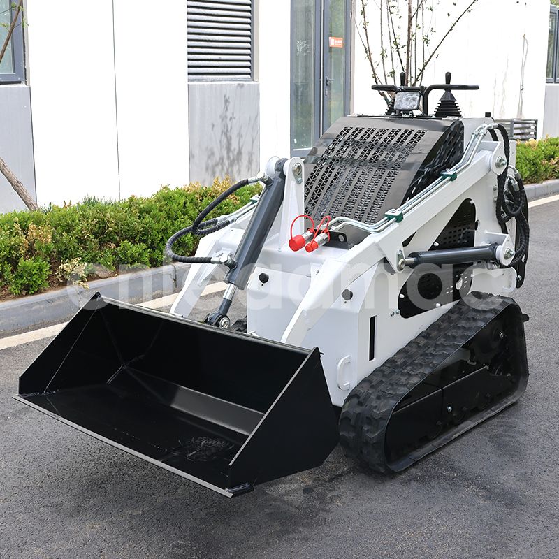 «Сталелитейные партнёры» во время ветра и дождя: скользящий погрузчик работает и полностью блокируется