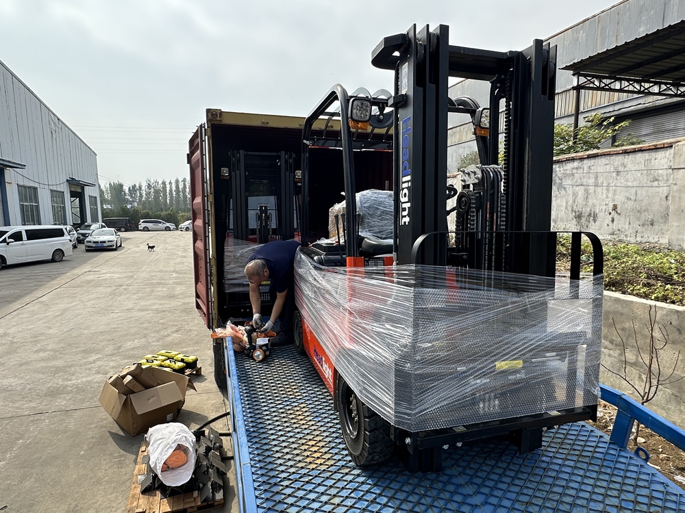 LEAD 2-ton and 2.5-ton electric forklifts being loaded for export. LEAD 2-ton and 2.5-ton electric forklifts being loaded for export.